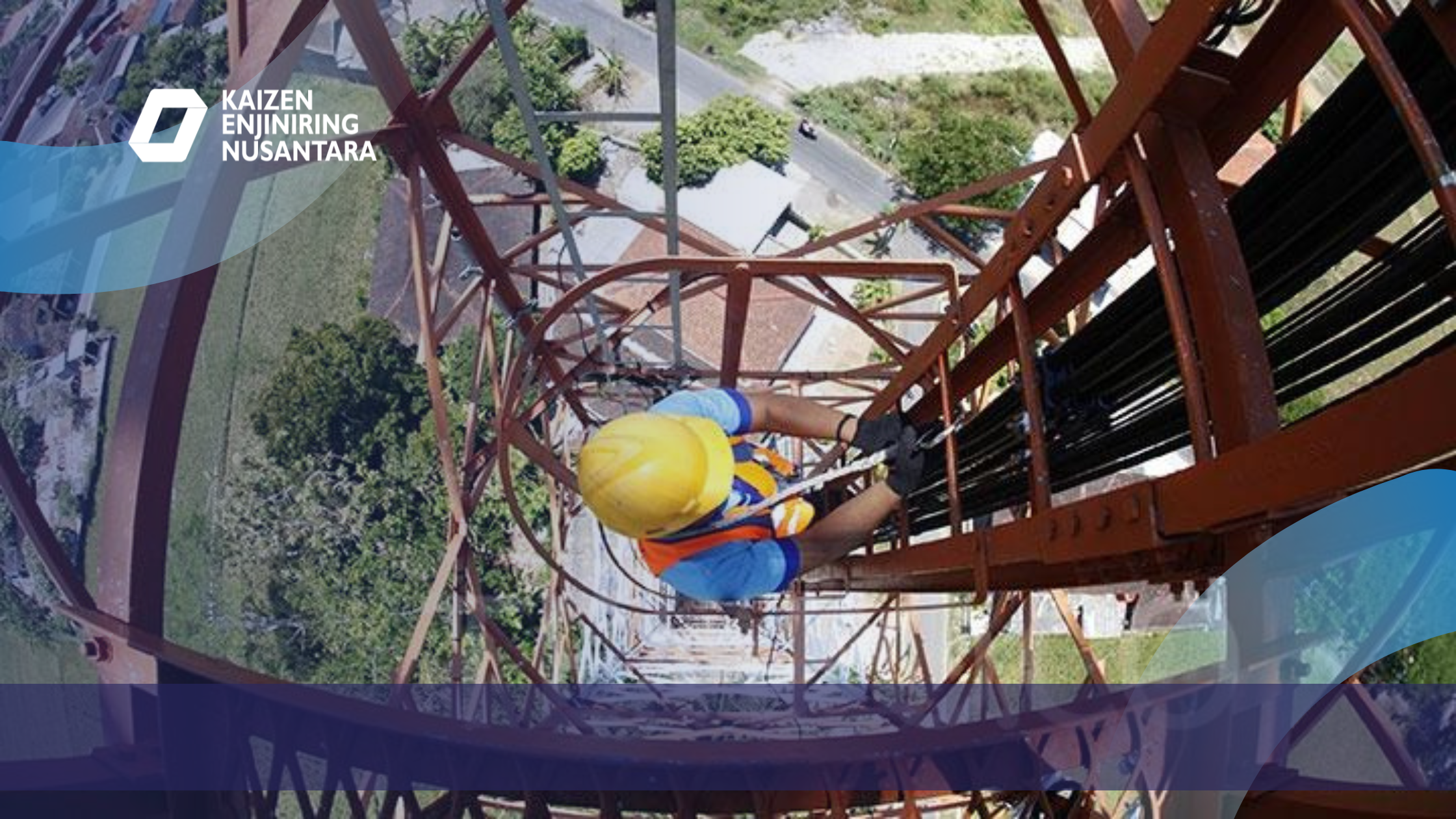 Teknisi memanjat tower komunikasi, ilustrasi Peran Konsultan dalam inspeksi struktur.