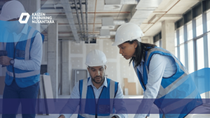 Tim Jasa SLF Profesional berdiskusi dan meninjau dokumen teknis bangunan di dalam proyek konstruksi.