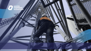 Teknisi melakukan pekerjaan Penggantian Material Tower pada struktur menara telekomunikasi dengan standar keselamatan kerja