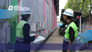 Tim teknis melakukan inspeksi bangunan di area luar gedung sebagai bagian dari Keuntungan Menggunakan Konsultan SLF