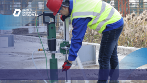 Petugas melakukan pengujian struktur menggunakan alat uji lapangan sebagai bagian dari Metode Audit Struktur Bangunan