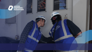 Tim teknis melakukan pengecekan instalasi gedung yang menunjukkan Keuntungan Menggunakan Konsultan SLF dalam proses inspeksi bangunan