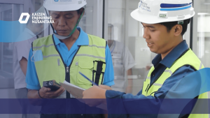 Tim Teknis Kaizen Konsultan melakukan inspeksi teknis lapangan dengan memverifikasi data proyek menggunakan perangkat digital dan dokumen kerja sesuai standar keselamatan dan regulasi konstruksi.
