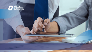 Dua orang profesional sedang berkolaborasi menggunakan tablet dan stylus di atas meja kerja yang berisi dokumen dan buku catatan.