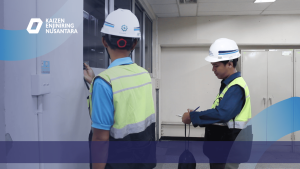 Tim ahli PT. Kaizen Enjiniring Nusantara melakukan uji hammer test audit struktur pada kolom gedung kantor di Cipondoh untuk kelengkapan dokumen SLF Kota Tangerang