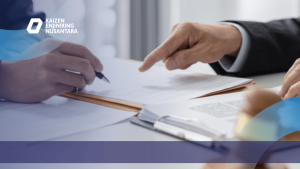 Proses diskusi teknis dan penandatanganan dokumen legal antara konsultan teknik PT. Kaizen Enjiniring Nusantara dan klien sebagai bagian dari layanan audit struktur dan perizinan bangunan.