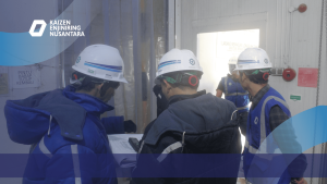 Tim Ahli Kami sedang Melakukan Inspeksi Lapangan Sebelum Menggunakan Metode Non-Destructive Test (NDT) pada Struktur Bangunan Industri