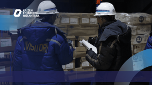 Pemeriksaan pemanfaatan ruang dan beban struktur di area gudang oleh tim ahli untuk SLF