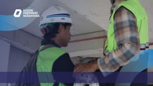 Pengujian UPV (Ultrasonic Pulse Velocity) pada kolom beton untuk mendeteksi keropos dan kepadatan internal struktur gedung tanpa merusak.
