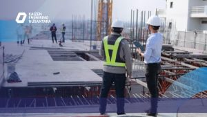 Tim engineering memantau pekerjaan struktur gedung di lokasi konstruksi.