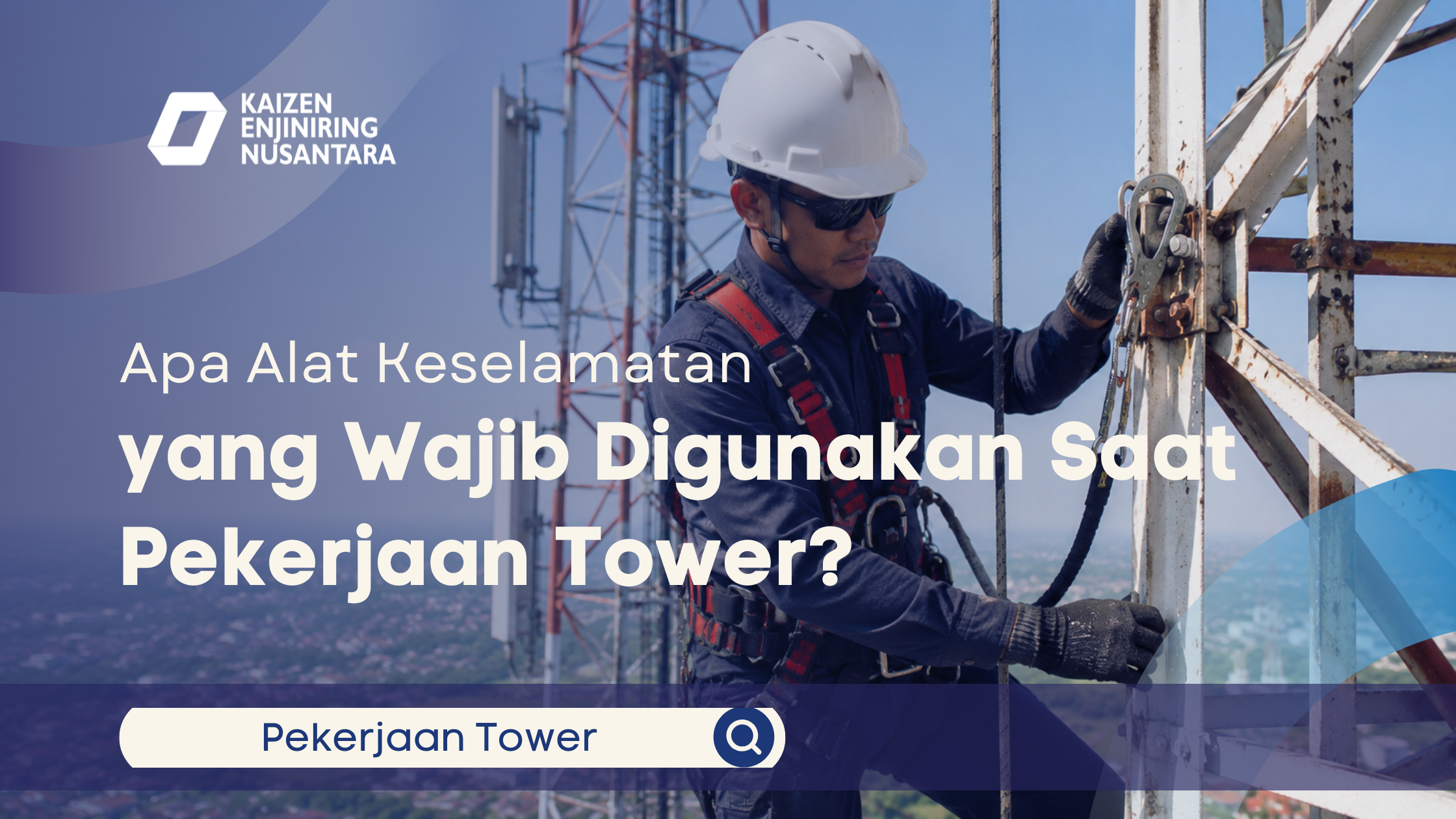 Teknisi tower telekomunikasi menggunakan alat pengaman saat bekerja di ketinggian pada menara BTS.