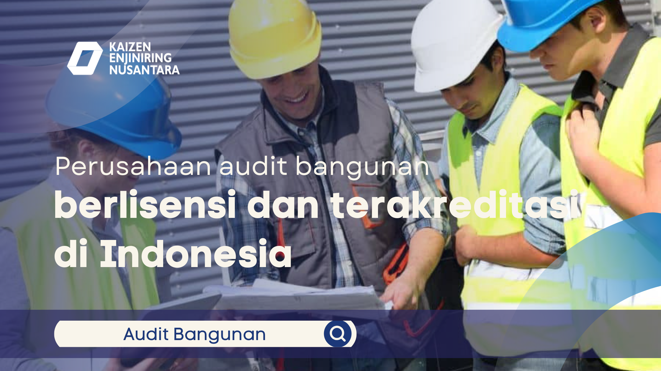 Tim auditor bangunan yang terdiri dari empat orang mengenakan helm keselamatan dan rompi proyek sedang berdiskusi serius meninjau dokumen teknis di lapangan, dengan logo PT. Kaizen Enjiniring Nusantara dan teks "Perusahaan audit bangunan berlisensi dan terakreditasi di Indonesia".