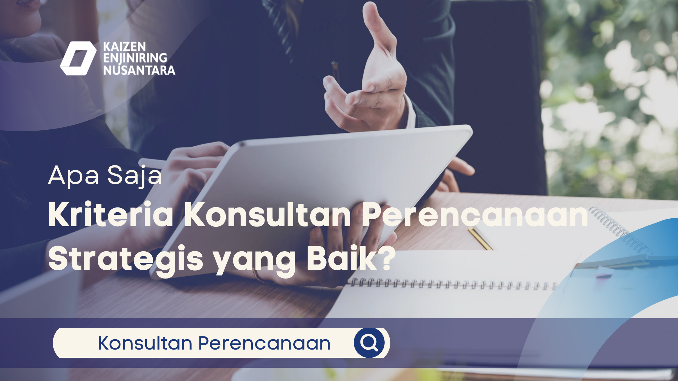 Konsultan perencanaan strategis sedang berdiskusi di depan laptop