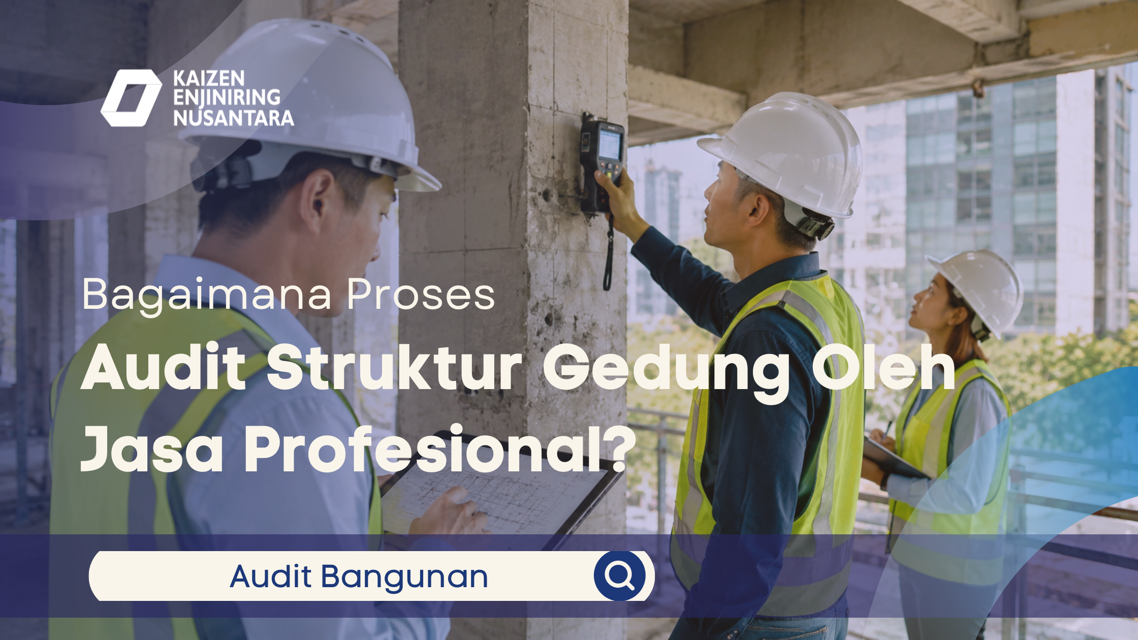 Ilustrasi audit struktur gedung dengan tim insinyur profesional melakukan pemeriksaan bangunan menggunakan alat inspeksi, tablet berisi gambar teknis, dan perlengkapan keselamatan di area konstruksi.